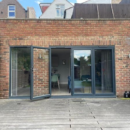 Wonderful 3 Bed Flat With Private Garden In Wimbledon - 1 The Queens Leilighet London Eksteriør bilde