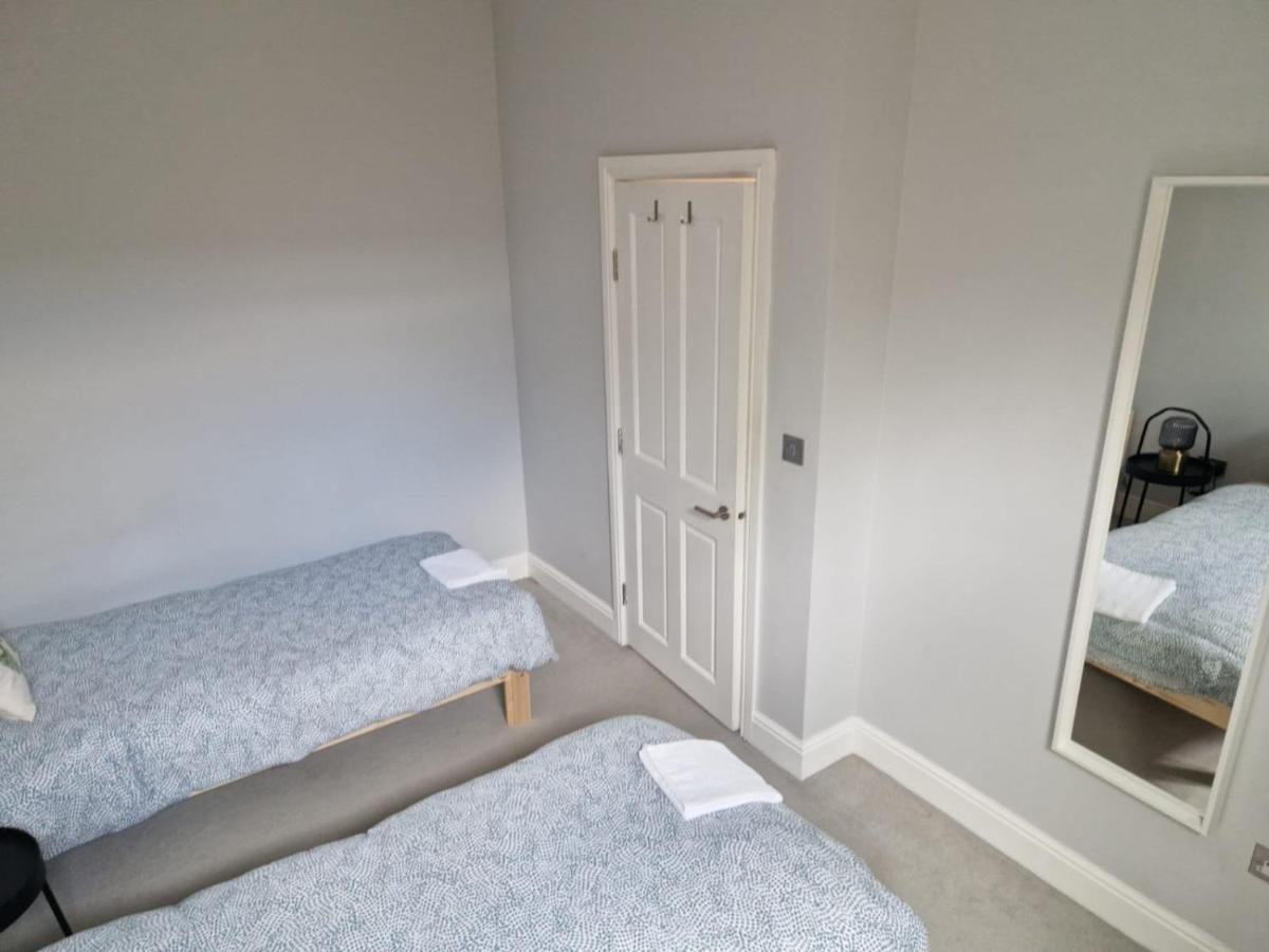 Wonderful 3 Bed Flat With Private Garden In Wimbledon - 1 The Queens Leilighet London Eksteriør bilde
