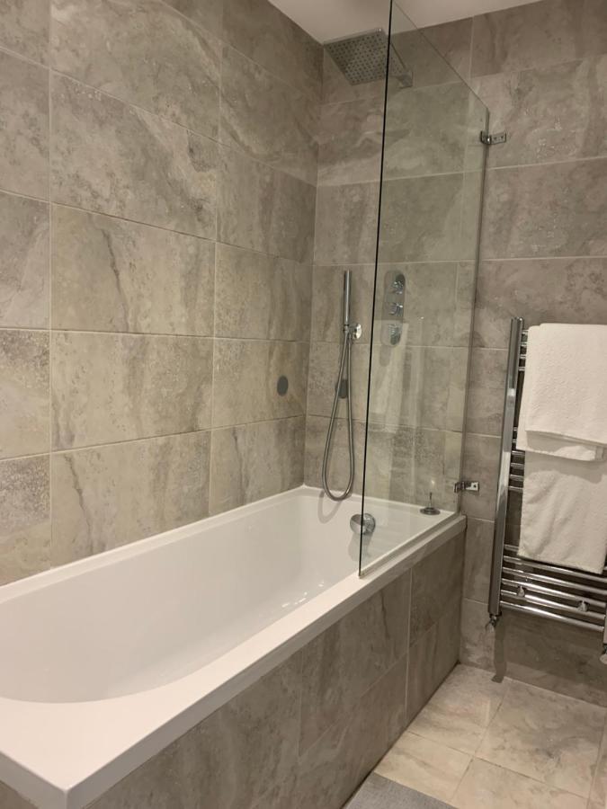 Wonderful 3 Bed Flat With Private Garden In Wimbledon - 1 The Queens Leilighet London Eksteriør bilde